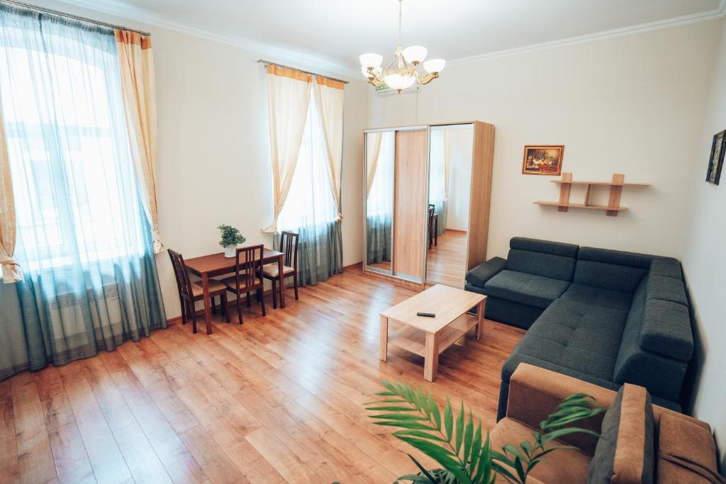 烏日霍羅德的住宿－Wonderful flat on city center (10)，客厅配有沙发和桌子