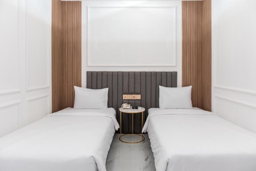 Postel nebo postele na pokoji v ubytování Kala Hotel Semarang
