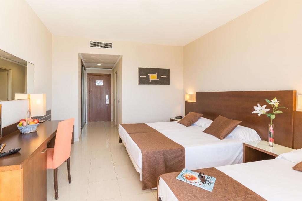 Cama o camas de una habitación en Hotel Bahía Calpe by Pierre & Vacances