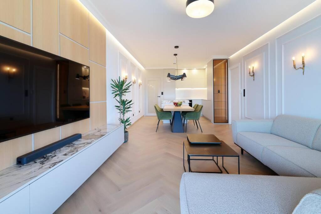 Telewizja i/lub zestaw kina domowego w obiekcie Marena - Trees to Seas Luxury Escape