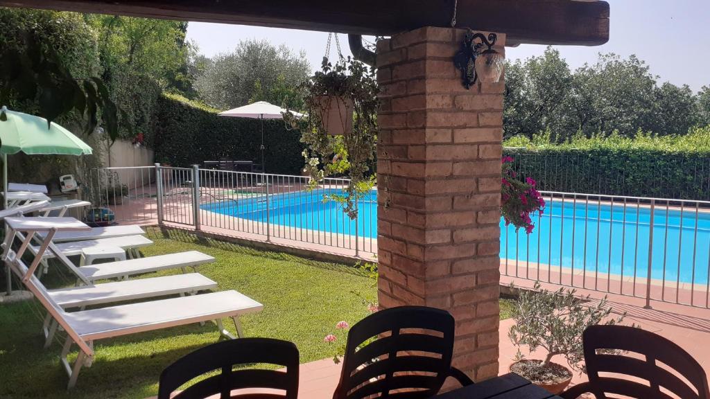 Basen w obiekcie AGRITURISMO IL PINO - APPARTAMENTO QUERCE lub w pobliżu