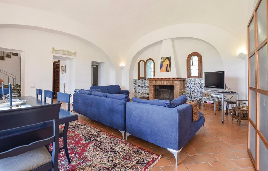 Televízia a/alebo spoločenská miestnosť v ubytovaní Appartamenti Villa Ortensia
