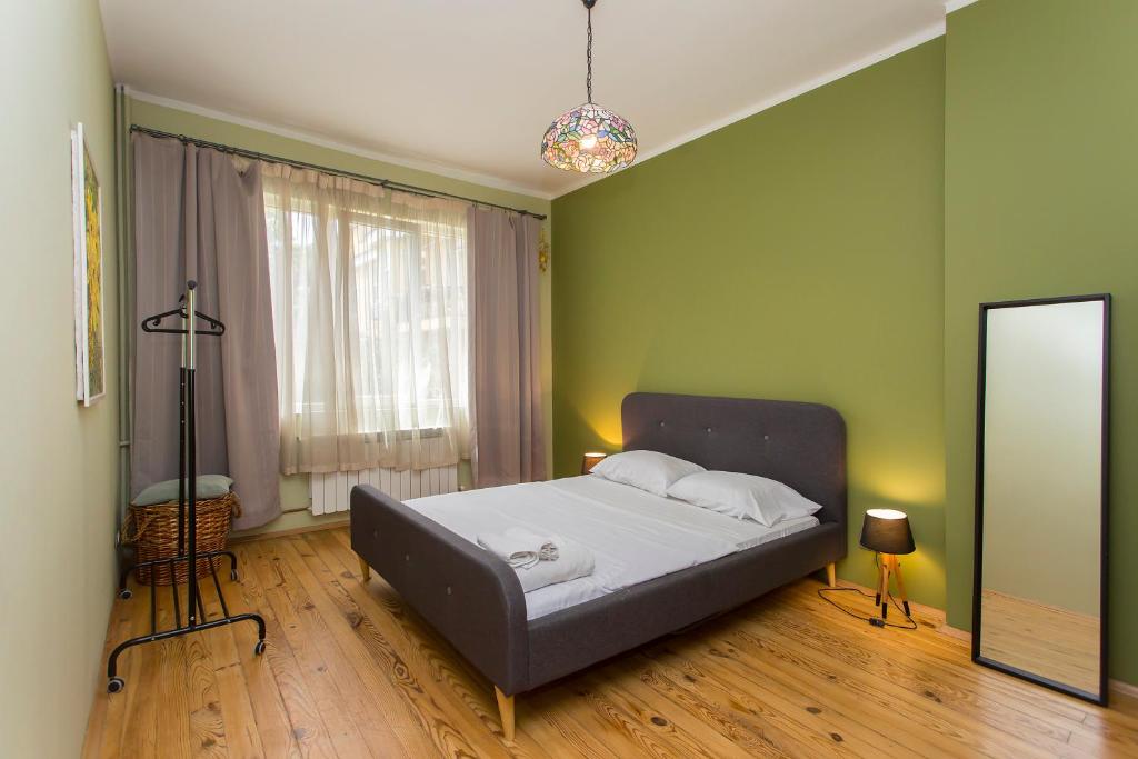 Un pat sau paturi într-o cameră la Colorful 2BDR Apartment in the City Center