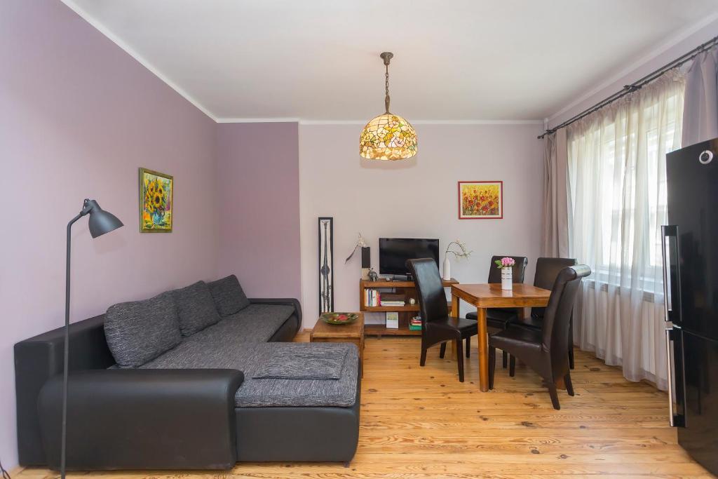 TV a/nebo společenská místnost v ubytování Colorful 2BDR Apartment in the City Center