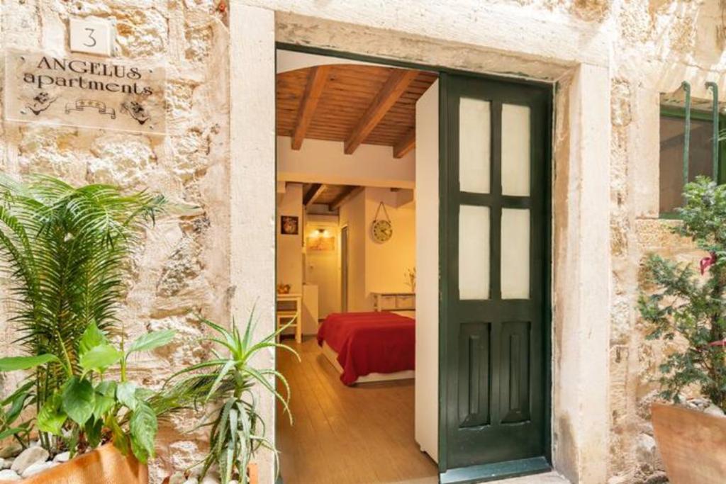 una camera con porta verde e una camera da letto di Angelus Apartments a Dubrovnik