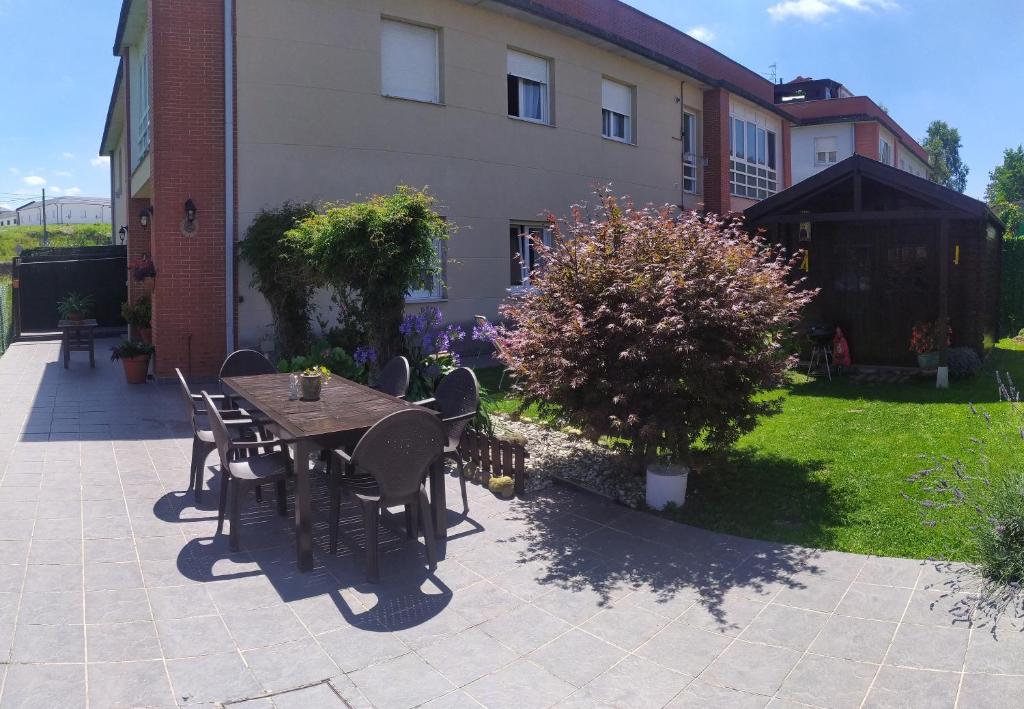 un patio con mesa y sillas frente a una casa en Apartamento el Haya, en Socobio