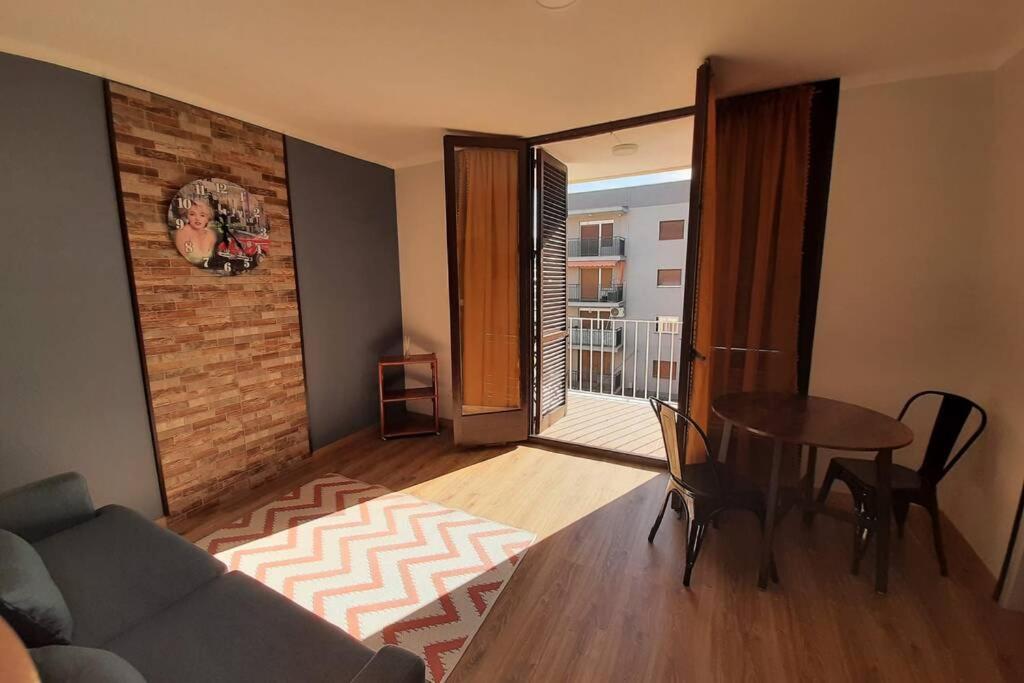 - un salon avec un canapé et une table dans l'établissement SALOU al LADO de PLAYA: Bonito Apartamento, WiFi, à Salou