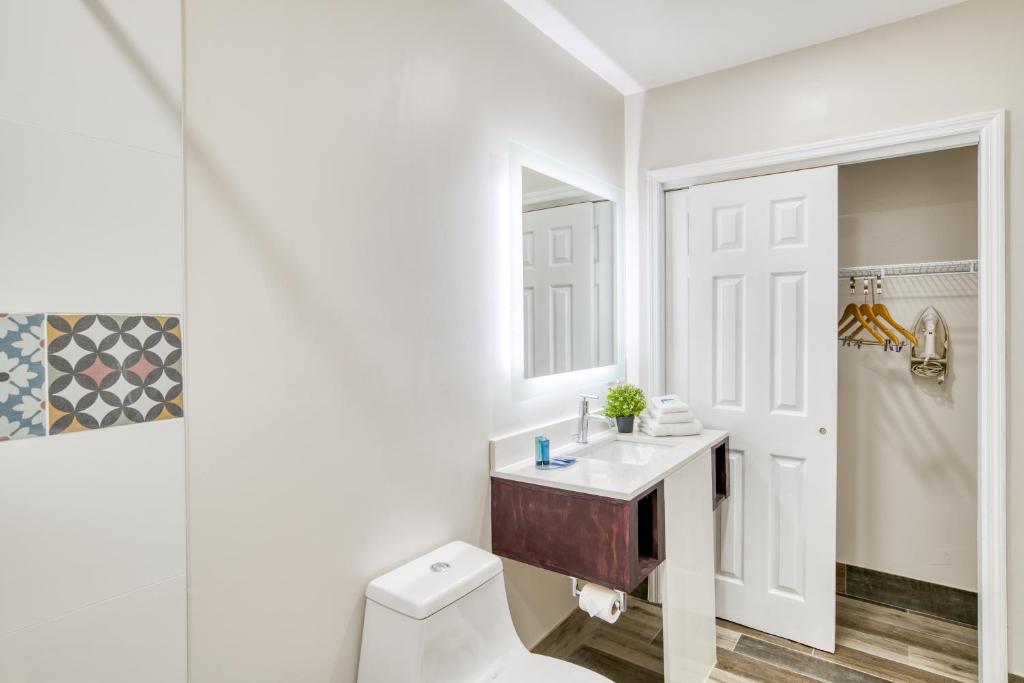 ein Badezimmer mit Toilette, Waschbecken und Spiegel in der Unterkunft Villa 1565 - Saint Augustine in St. Augustine