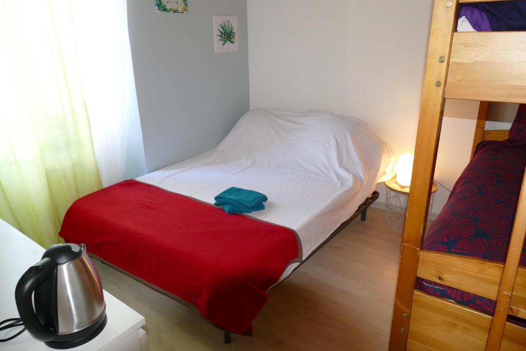 Ένα ή περισσότερα κρεβάτια σε δωμάτιο στο chambre familiale des jardins fleuris