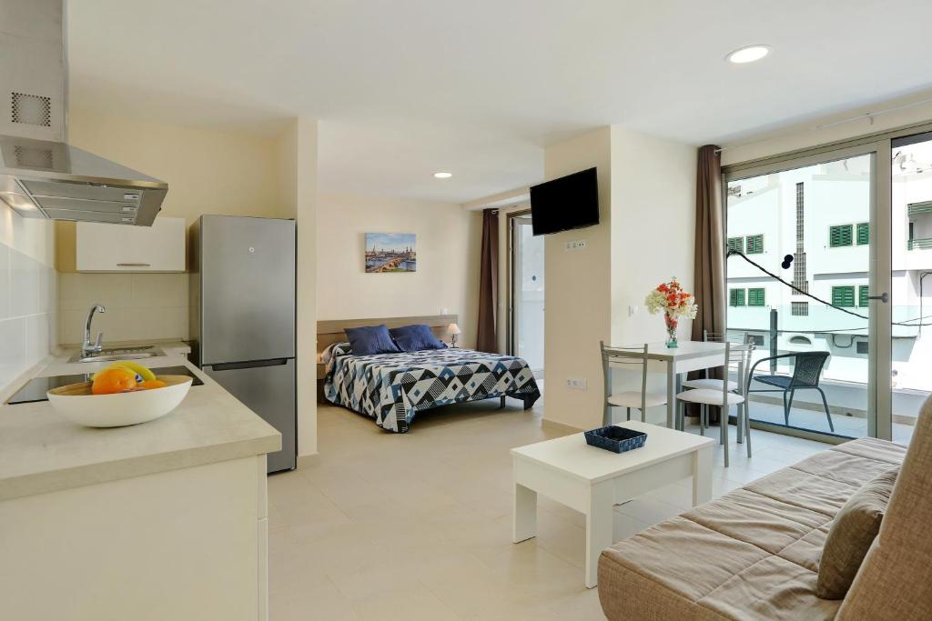 een woonkamer met een keuken en een slaapkamer bij Albamar 1a in Puerto de Mogán