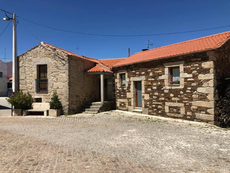 una casa de piedra con techo rojo en Casa de Xisto Ti Lucília, en Videmonte