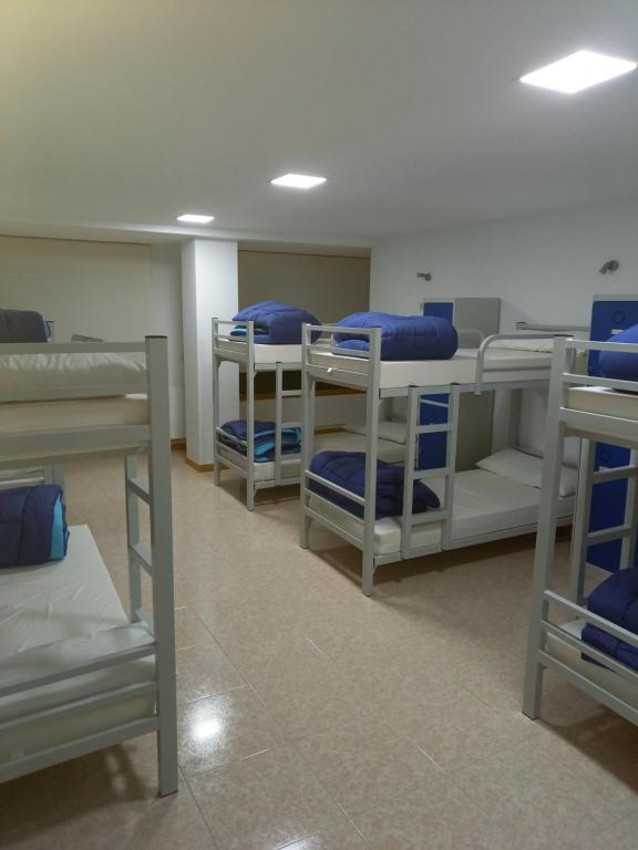 Hostal y Albergue Carpinteiras emeletes ágyai egy szobában