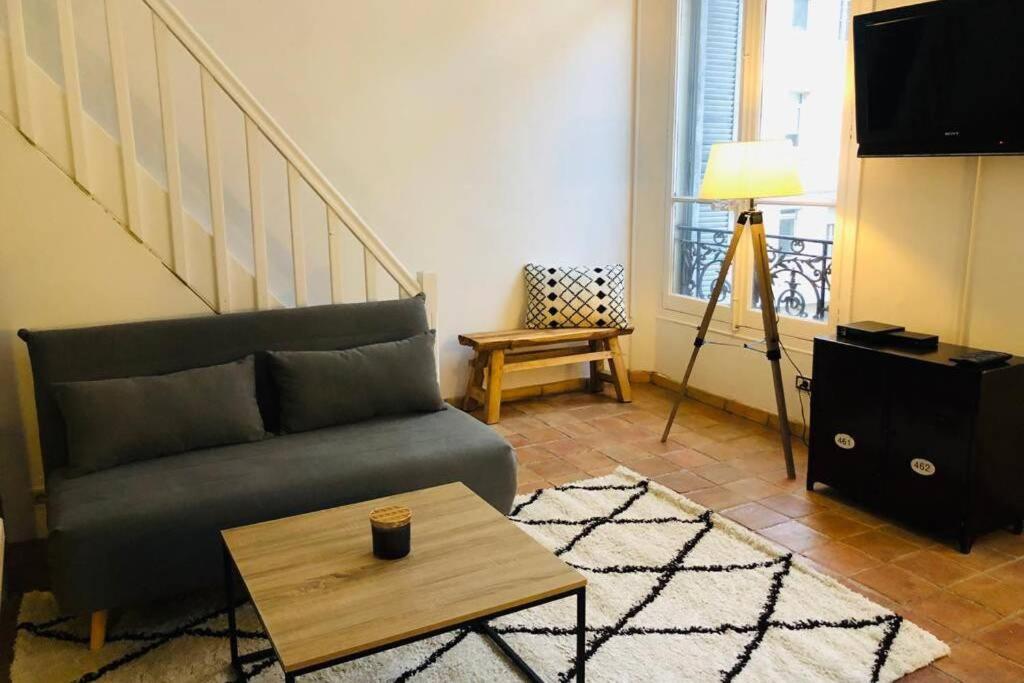 un salon avec un canapé et une table basse dans l'établissement Cannes Lions Rue Montaigne, 200m Palais des festivals, à Cannes