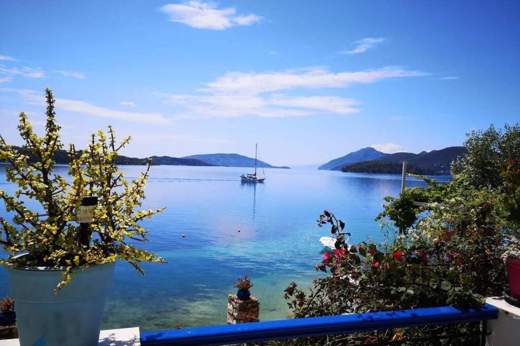 Blick auf einen See mit einem Boot im Wasser in der Unterkunft Villa Violeta Lefkada Nydri in Nydri