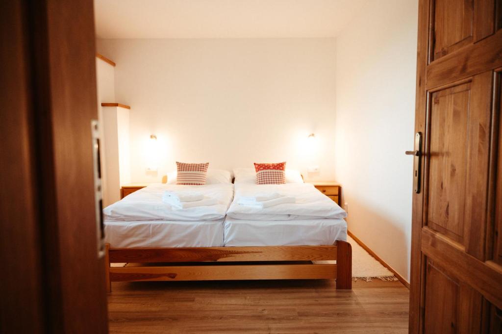 Postel nebo postele na pokoji v ubytování Penzion Stříbrník
