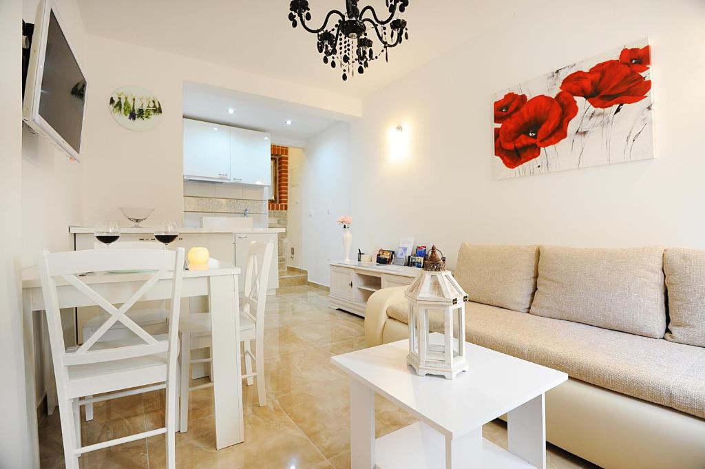 sala de estar con sofá y mesa en Apartment Primera, en Zadar