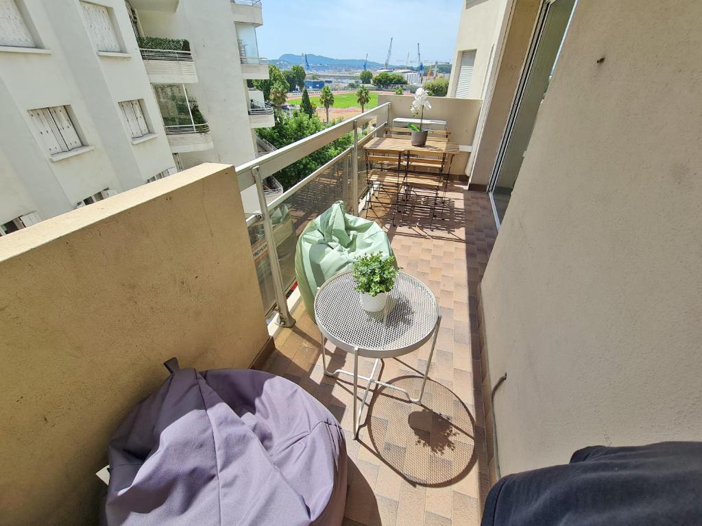 a balcony with a table and chairs and a balcony with a view at GregBnb-com - T2 Pleine Ville - CLIMATISE - BALCON - 1 in Toulon