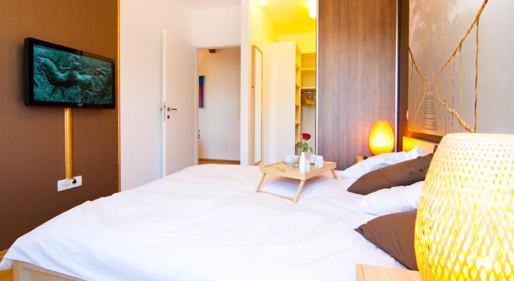 Postel nebo postele na pokoji v ubytování Zagreb Deluxe Apartment L2