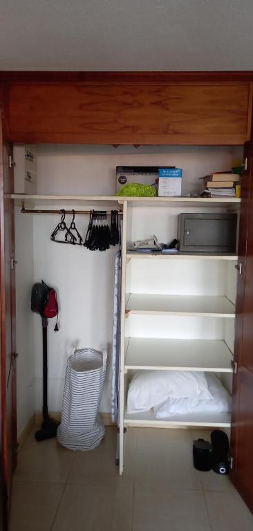 Palanda nebo palandy na pokoji v ubytování BO SOLEY, studio vue mer Les Hauts de Caritan