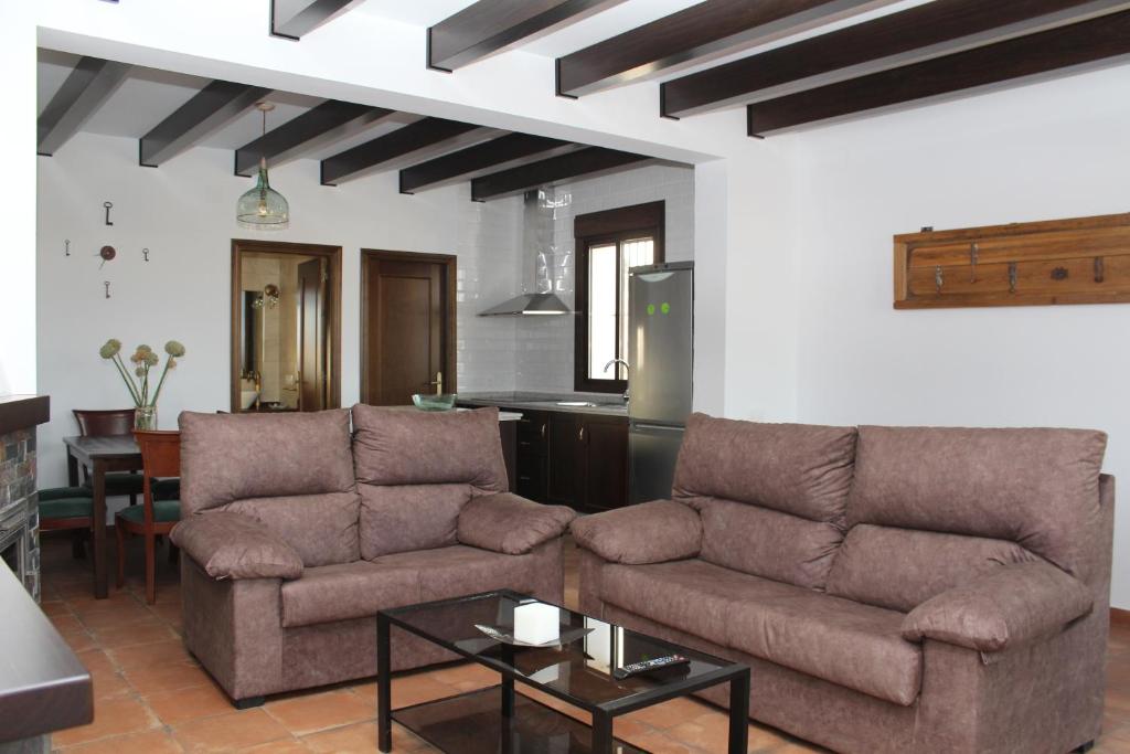 - un salon avec deux canapés et une table dans l'établissement Mirador del Sotillo, à Cazalla de la Sierra