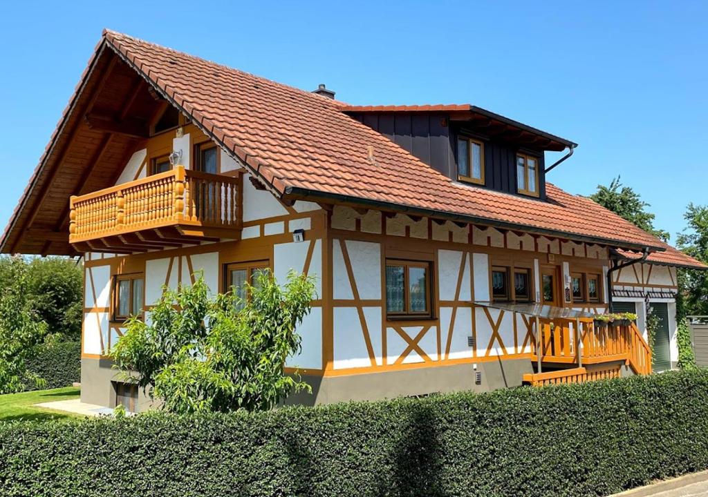 ein kleines Haus mit rotem Dach in der Unterkunft Werner Ferienwohnung in Kappel-Grafenhausen