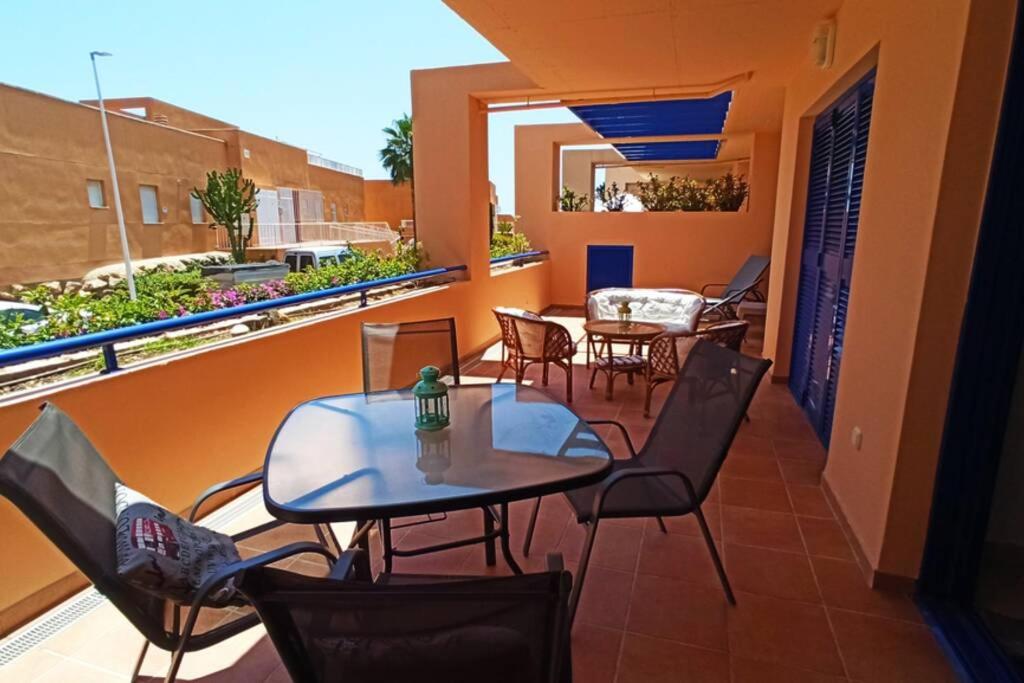 een patio met tafels en stoelen op een balkon bij Lovely Mojácar Playa in Mojácar
