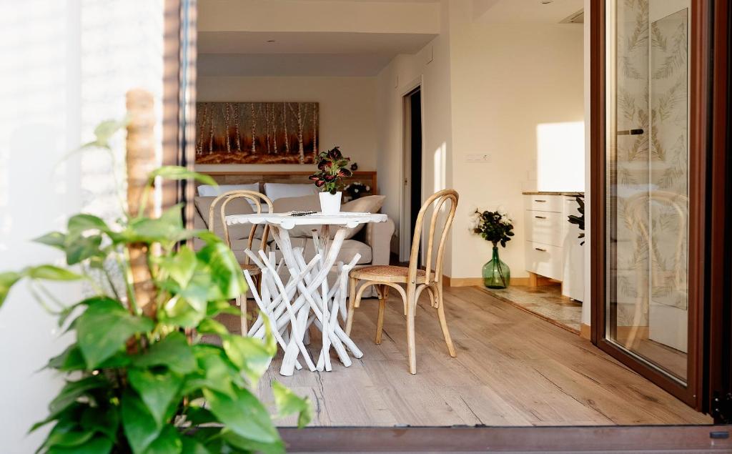 een eetkamer met een witte tafel en stoelen bij Casa Miño in Ourense