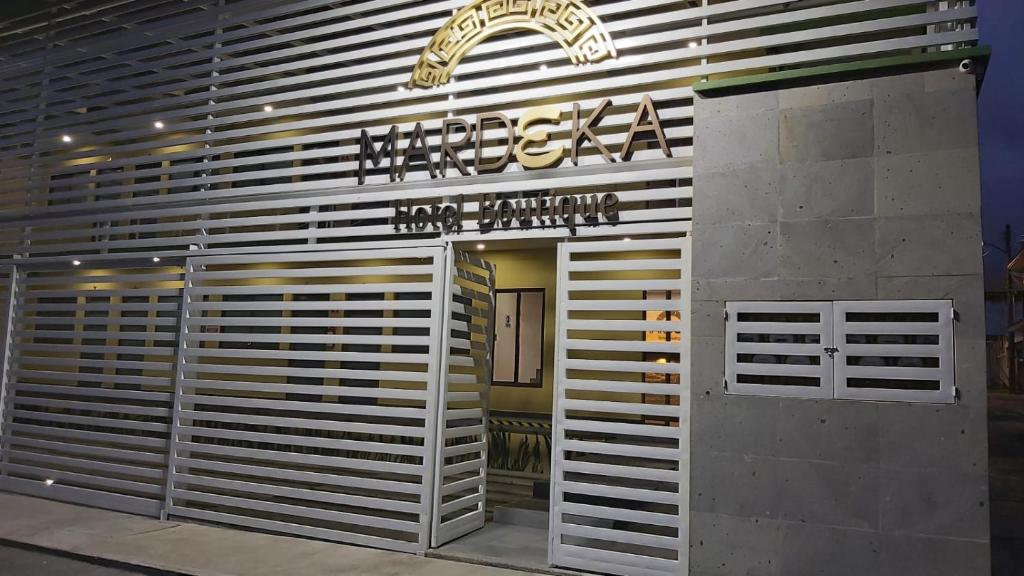 una señal en el lateral de un edificio en Hotel Boutique Mardeka en Orizaba