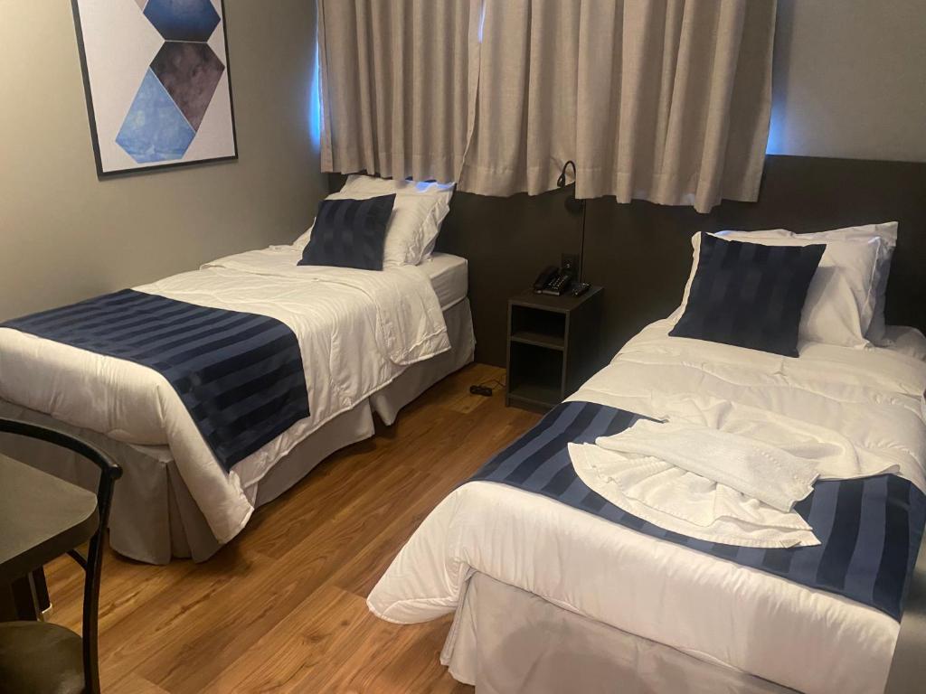 Postel nebo postele na pokoji v ubytování Mayná Hotel Prudentópolis Centro