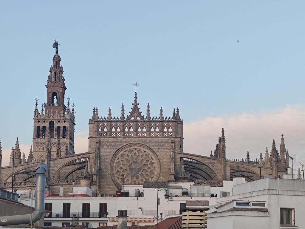 una gran catedral con dos torres en una ciudad en Blue House Arenal Seville, en Sevilla