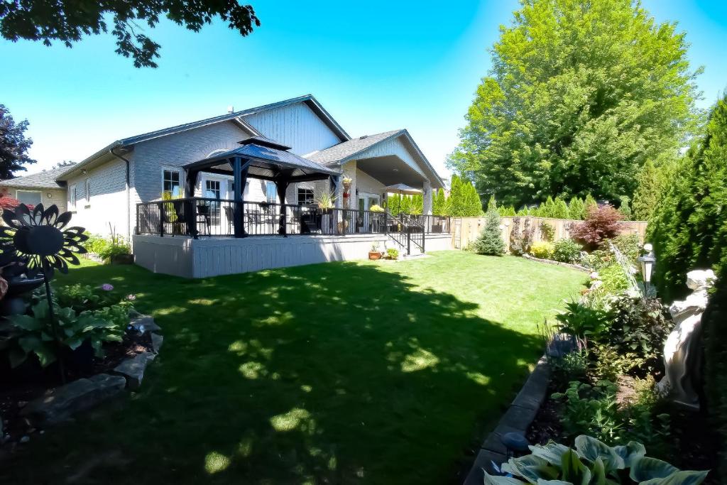 a house with a yard with green grass at Graystone Bed & Breakfast in Niagara-on-the-Lake