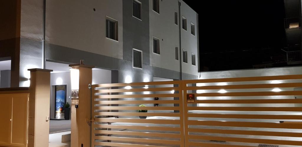 een houten hek voor een gebouw bij Casa MIMI in Matera