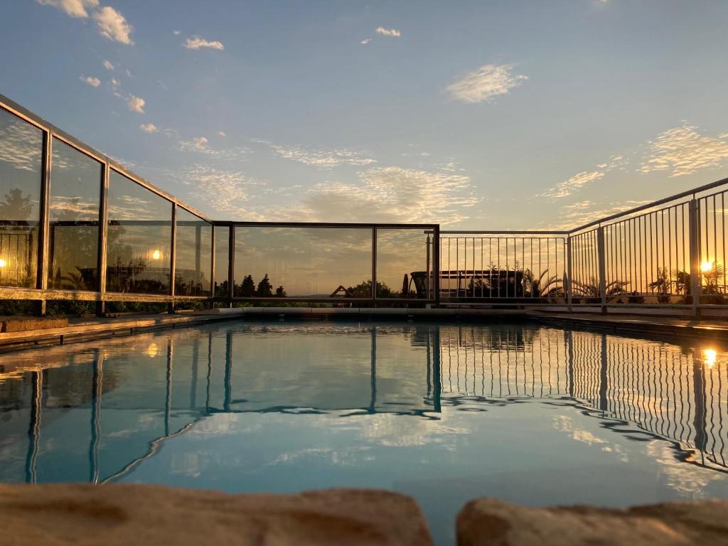 uma piscina num edifício com paredes de vidro em Sandy’s Home em Neusiedl am See