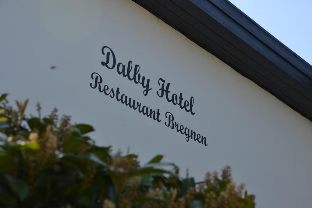 HaslevにあるDalby Hotelの建物脇の看板