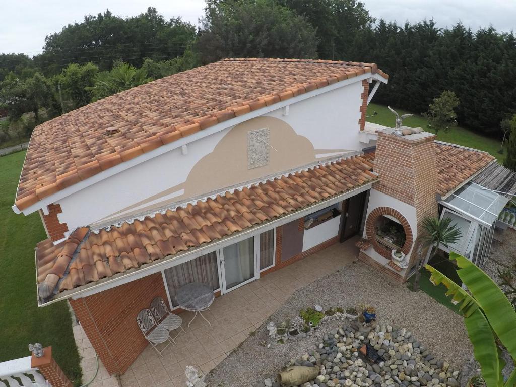 an aerial view of a house with a roof at Maison entière stylée loft in Bouloc