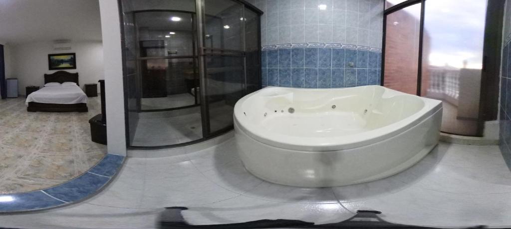 Koupelna v ubytování Zahira Hotel Melgar