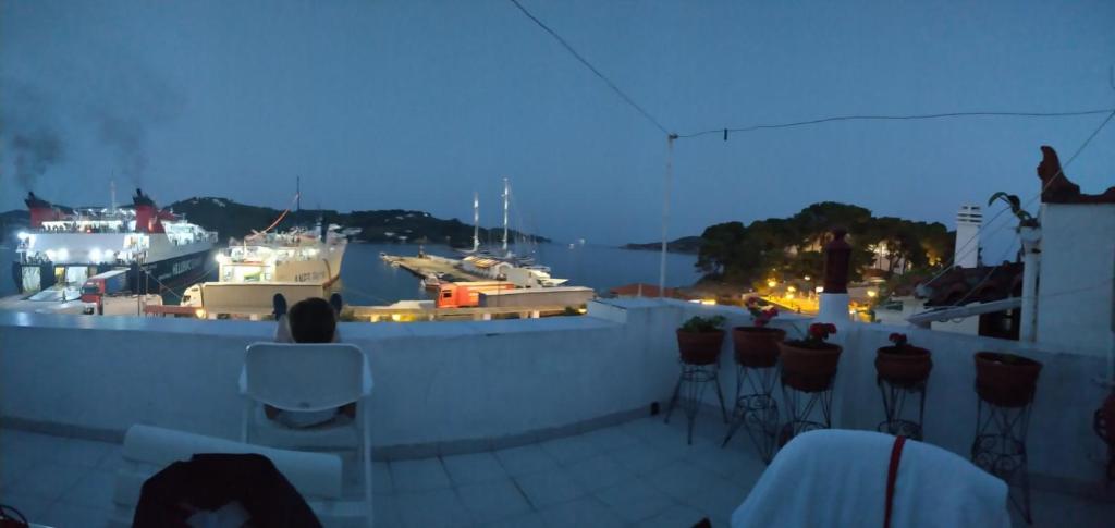 Urania town house, the most central house in Skiathos town, right on the sea - Housity