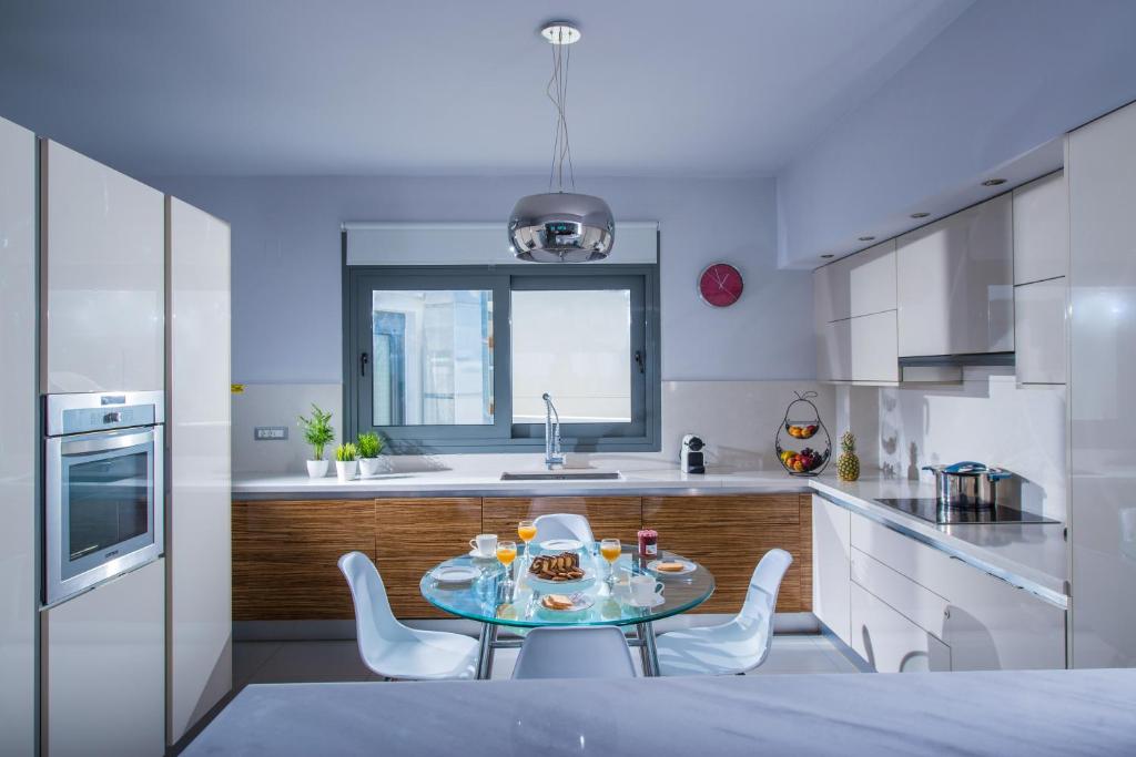 Kuchyň nebo kuchyňský kout v ubytování Coast Suite-Luxury Central Beach House