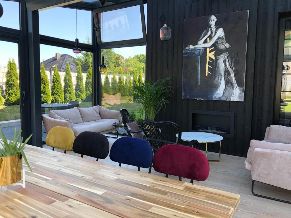 Posezení v ubytování WILLA MAGNOLIA - Apartamenty i Pokoje - ROWERY, POKÓJ ZABAW, KAWA Z EKSPRESU