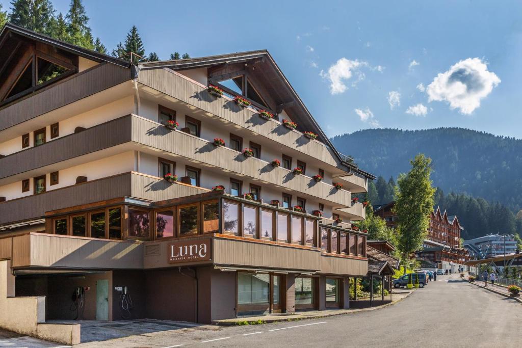 Nespecifikovaný výhled na hory nebo výhled na hory při pohledu z hotelu