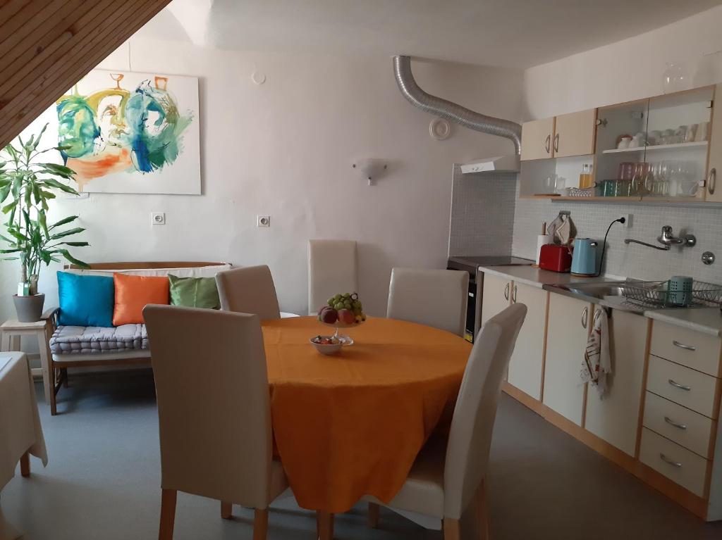 Kuchyňa alebo kuchynka v ubytovaní Atelier Tina Art Home