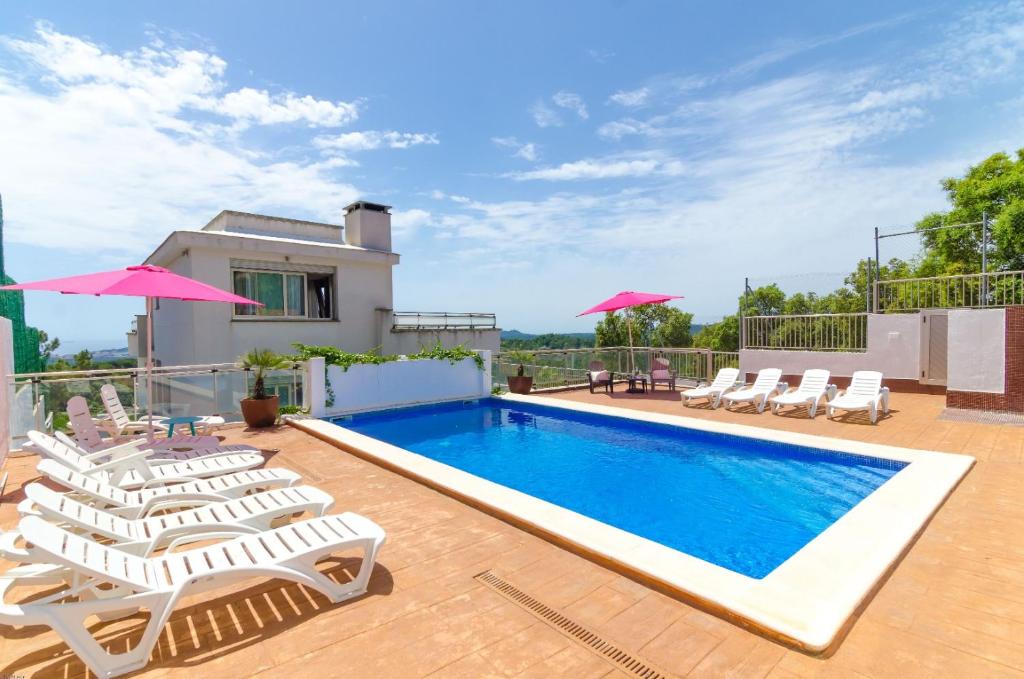 Villa con piscina y tumbonas en Club Villamar - Rosario, en Lloret de Mar