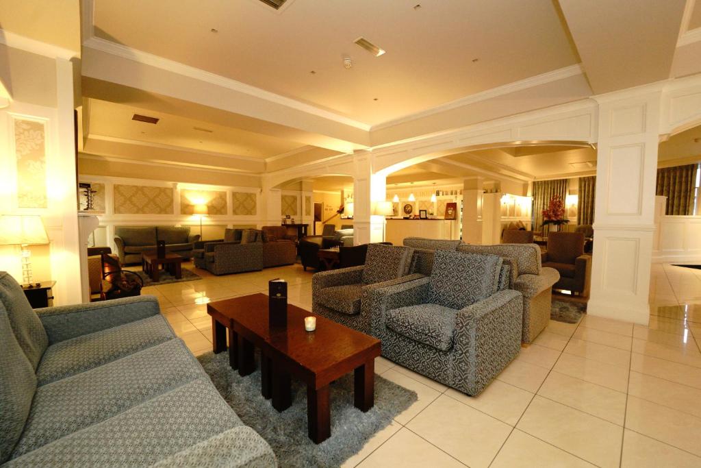 The lounge or bar area at Killarney Riverside Hotel