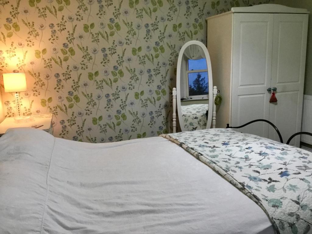 Postel nebo postele na pokoji v ubytování The Glen Mona Hotel