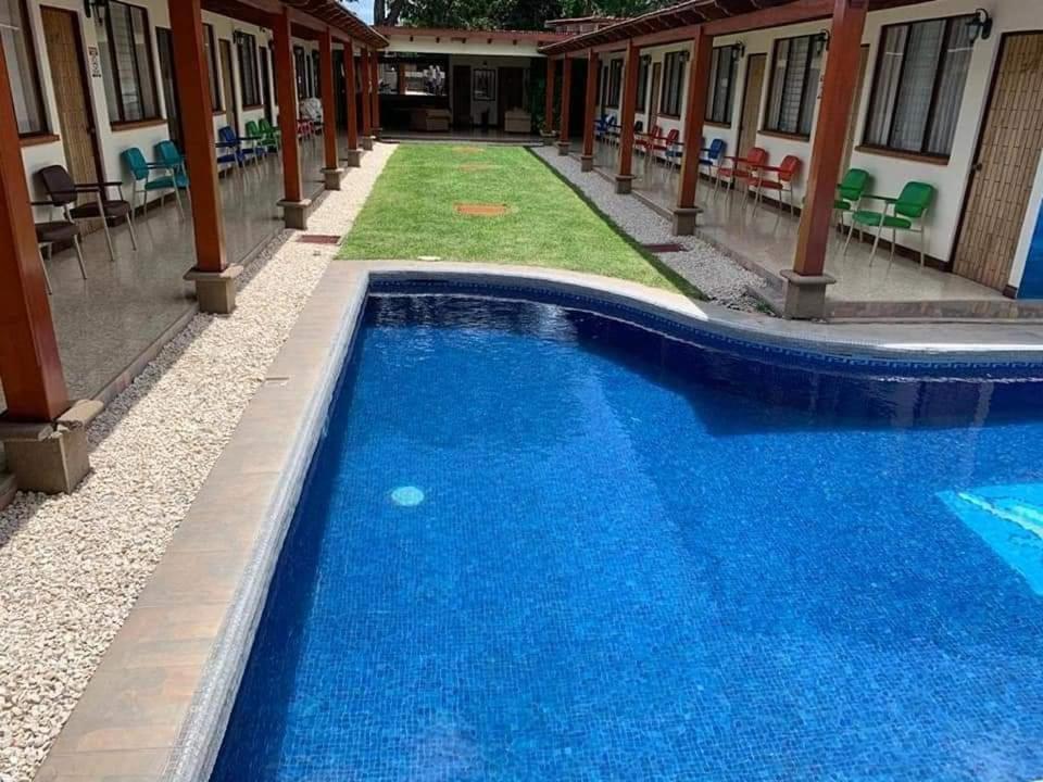 Bazén v ubytování Hotel La Siesta nebo v jeho okolí