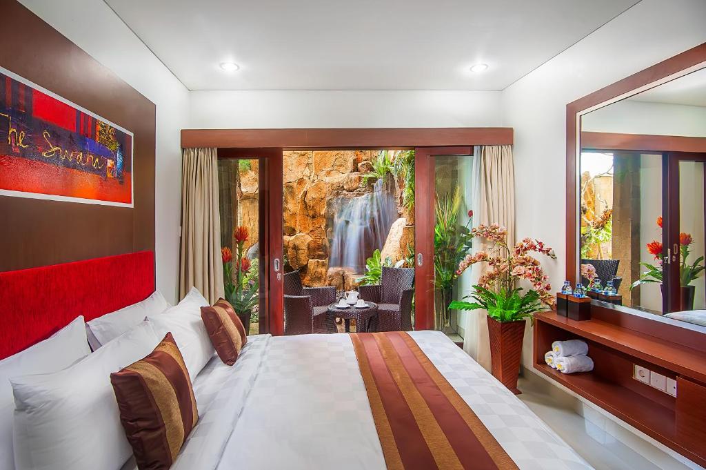 Postel nebo postele na pokoji v ubytování The Swaha Ubud Hotel