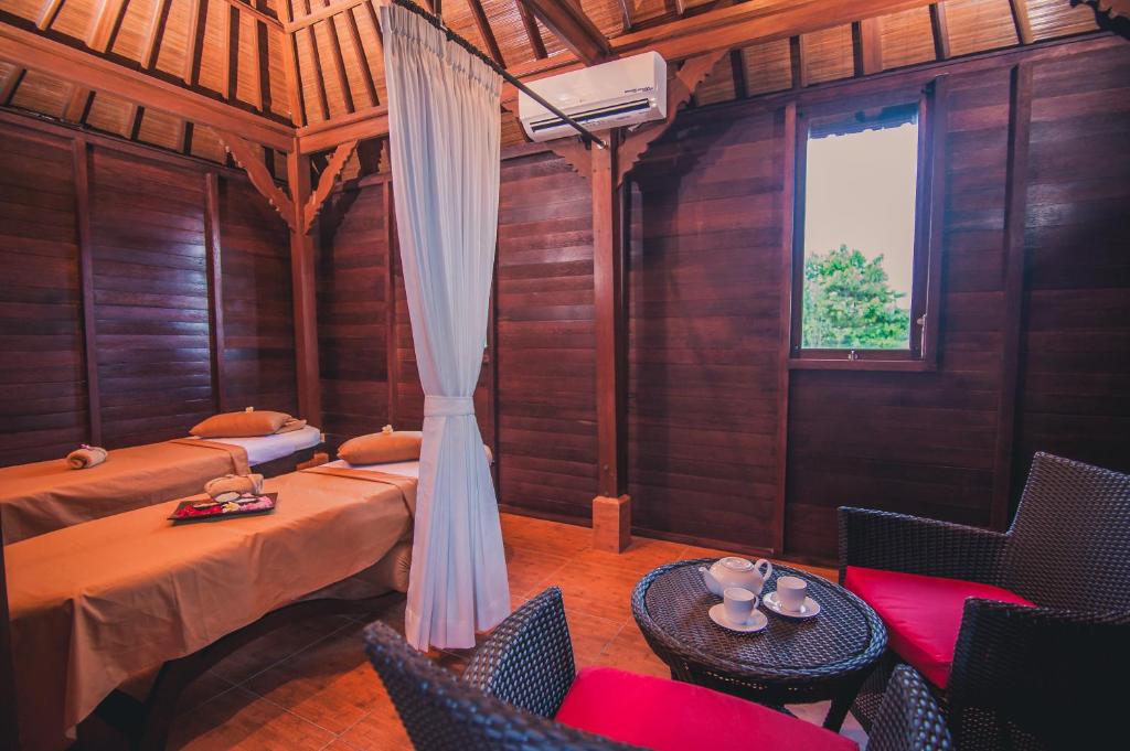 Postel nebo postele na pokoji v ubytování The Swaha Ubud Hotel