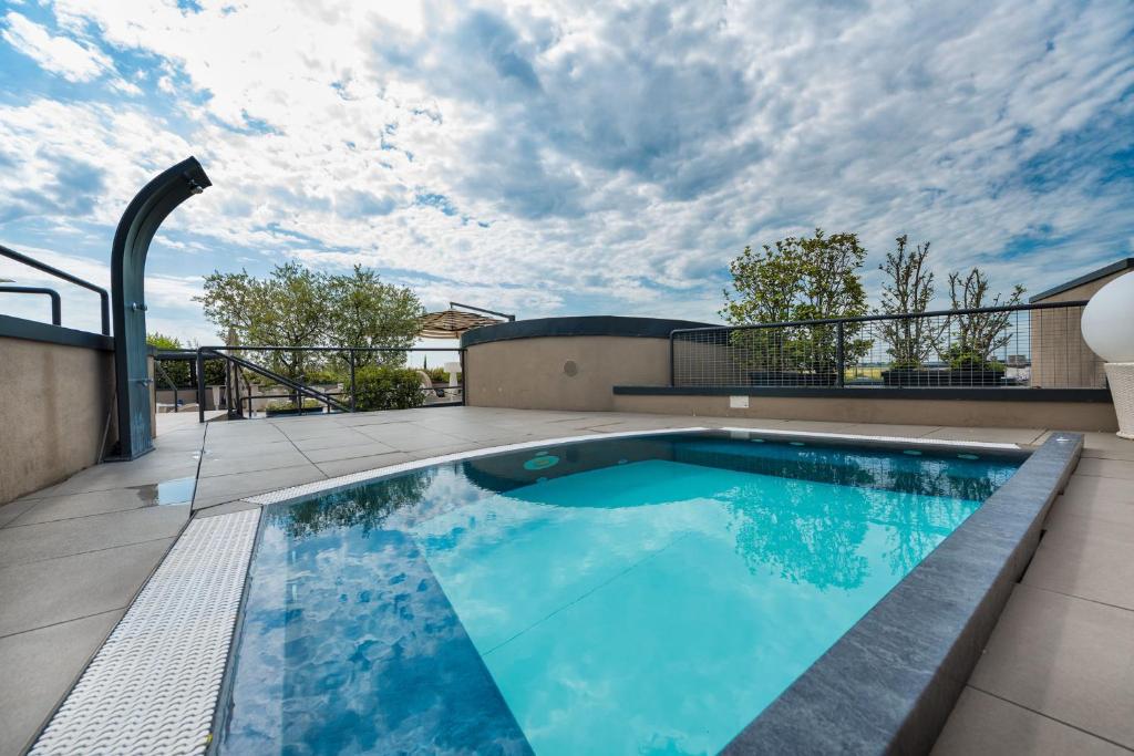 Bazén v ubytování DB Hotel Verona Airport Congress & Spa nebo v jeho okolí