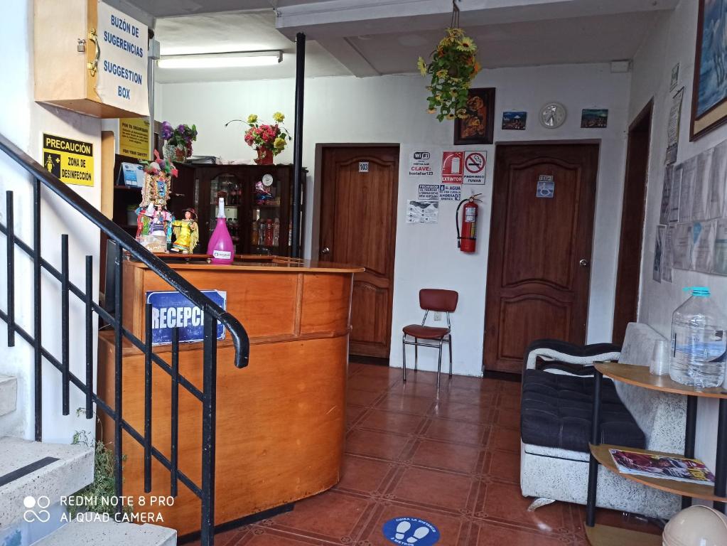 un restaurante con barra y un bar en una habitación en Hostal Luz Wilson, en Quito