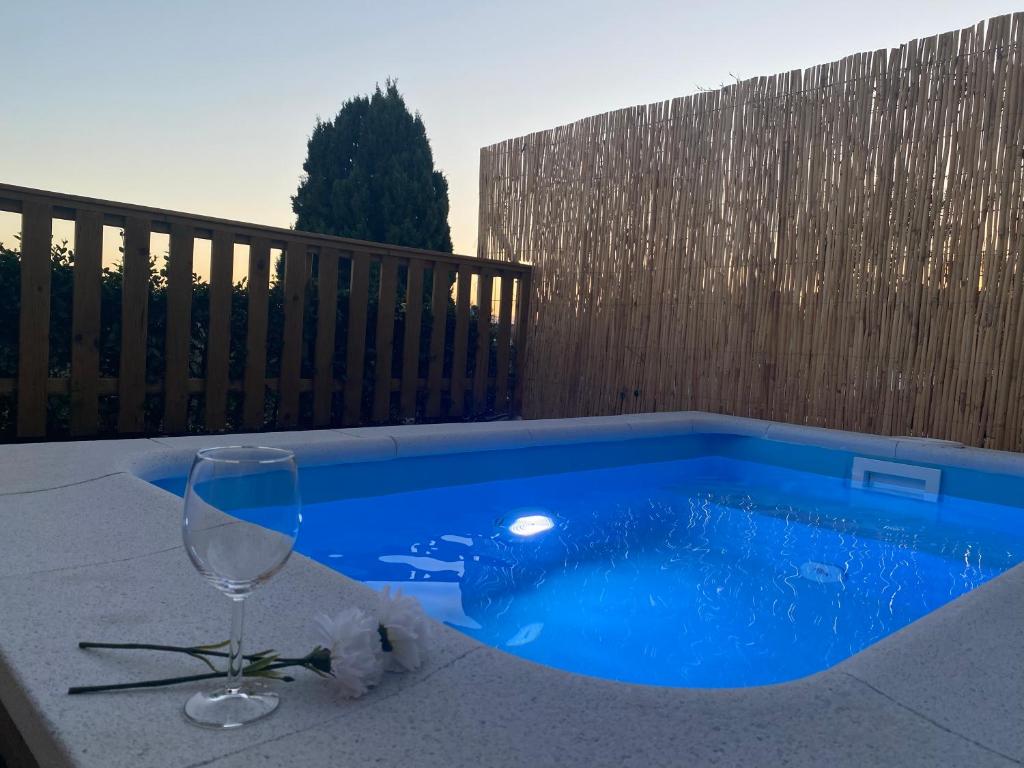 Bazén v ubytování Suite Breeze - Private Heated Pool nebo v jeho okolí